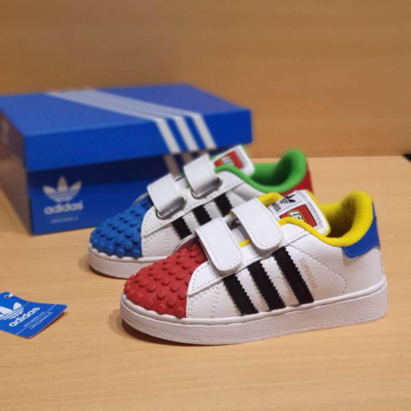 sepatu anak adidas superstars x legos kids sudah termasuk box &amp; bonus kaus kaki.