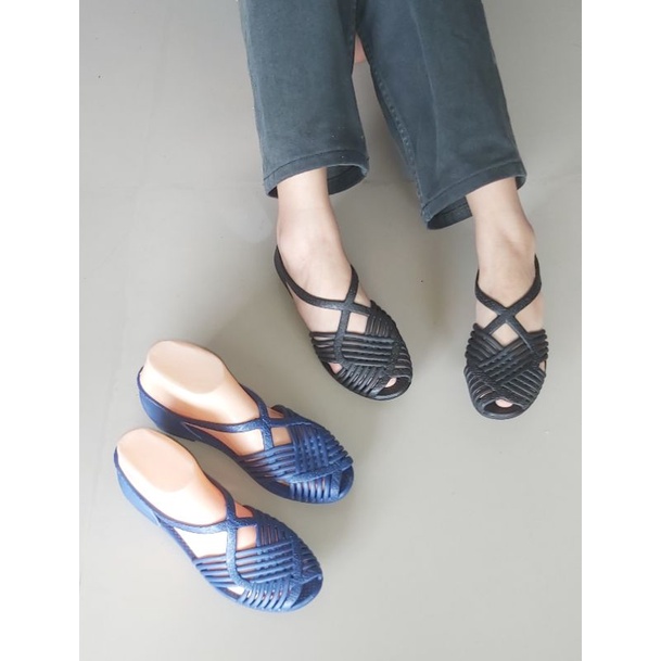 Sepatu Sandal Karet Wanita Q2840 Karet Lentur Empuk Anti Selip