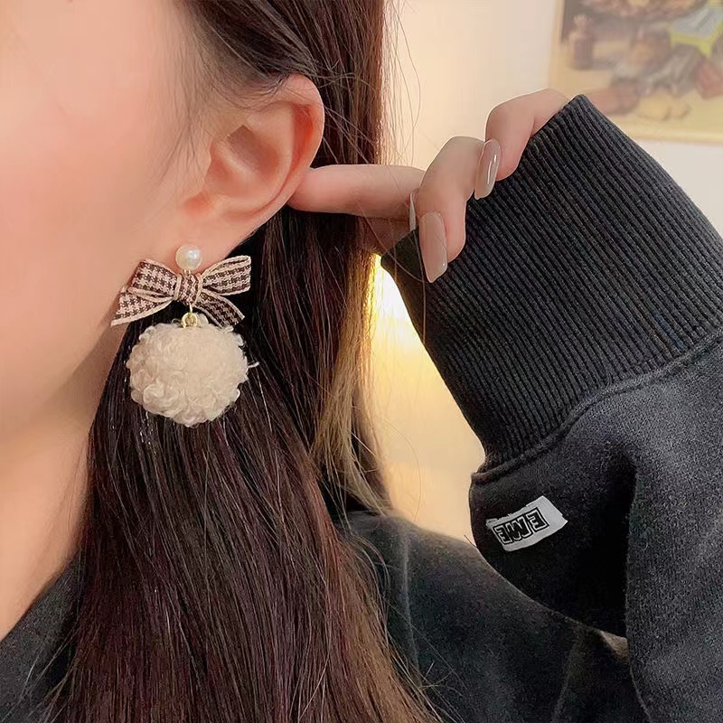 Anting Tusuk Gantung Wanita Bahan Wol + Plush Desain Pita Untuk Musim Dingin