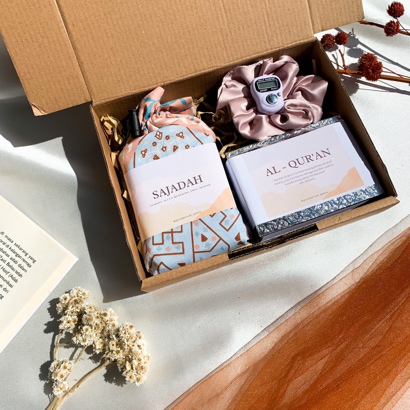 

KADO HADIAH GIFT BOX SAJADAH CEWEK