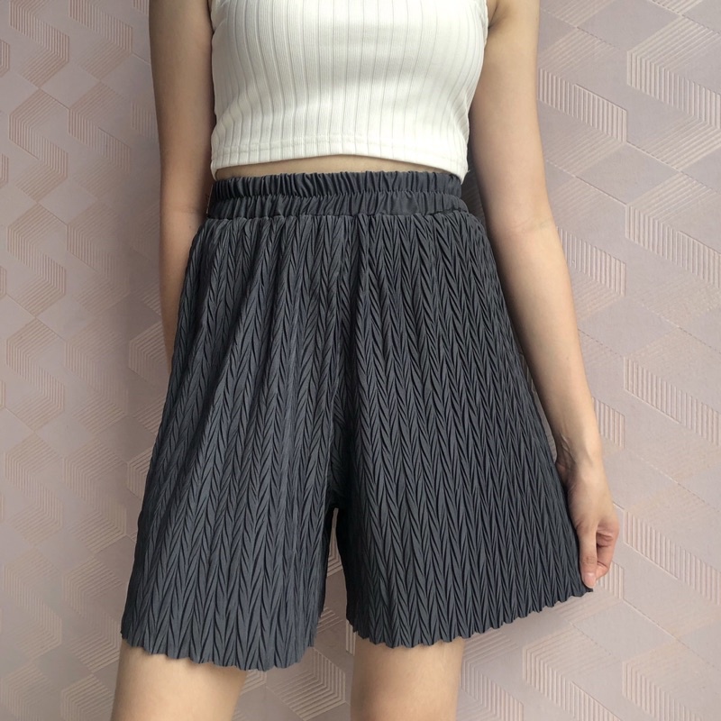 LEIA PLEATED SHORTS / Celana Pendek Nagita Plisket Pleats Zigzag