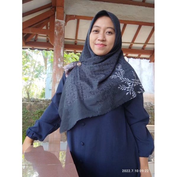 Umama Scraf Miss Color Hijab Segiempat Motif Lasercut Bahan Voal part 1