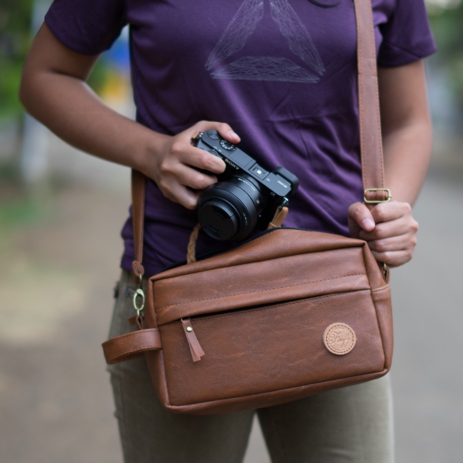 Tas Kamera Mirrorless DSLR Selempang Pouch Kulit Sintetis Premium Anti Air Alvaro Firefly