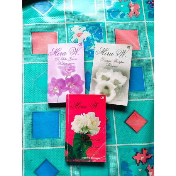 Buku Cabutan Novel Karangan Mira W., Di Tepi Jeram Kehancuran, DUNIA TANPA WARNA dan Kuduslah Cintam