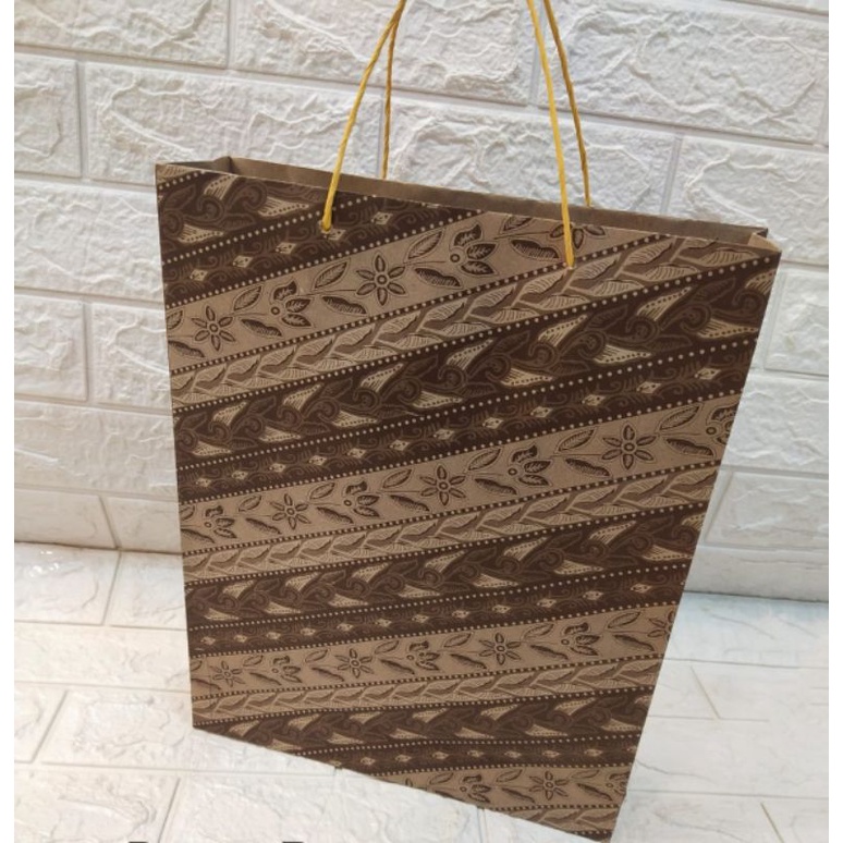 

PAPER BAG UK.36x29x9 cm MOTIF BATIK. 1 PAK ISI 12 pcs