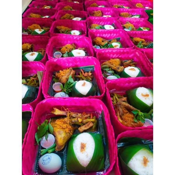 Sepasang besek warna ukuran 20
