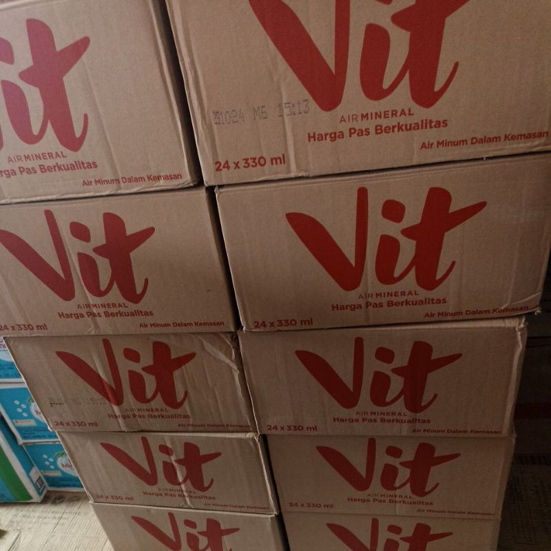 

Air Mineral Dalam Kemasan Botol VIT 330 ML 1 dus - 1 dus isi 24 Botol