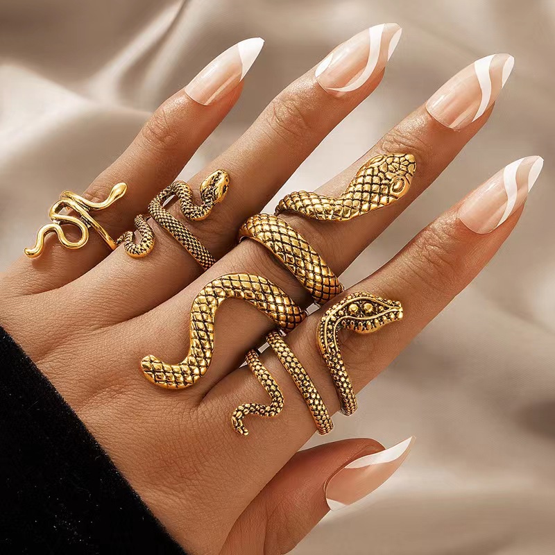 4pcs / Set Cincin Bentuk Hewan Ular Bahan Logam Gaya Vintage Gothic Punk Untuk Wanita