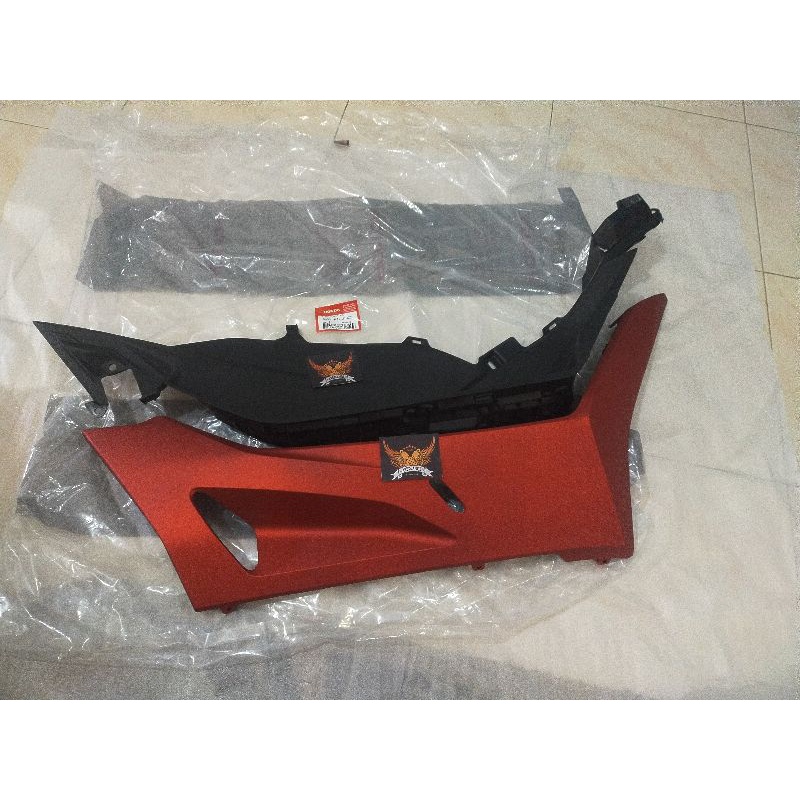 cover body samping bawah lis lantai kanan PCX 160 merah dof doff ori ahm