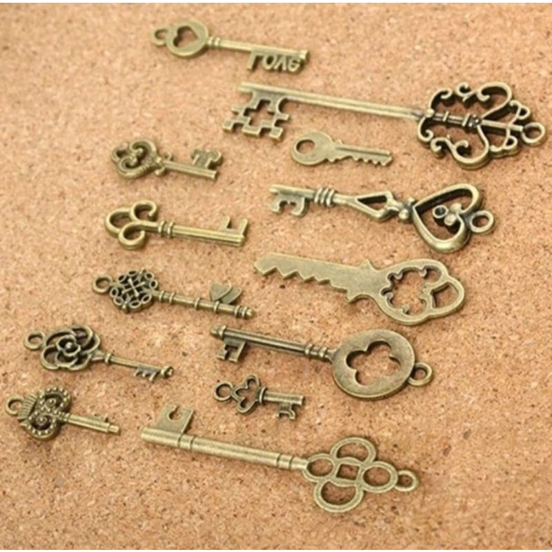 @ 13 Pcs Gantungan Kunci Antik Vintage Bahan Metal Warna Bronze &amp; Silver