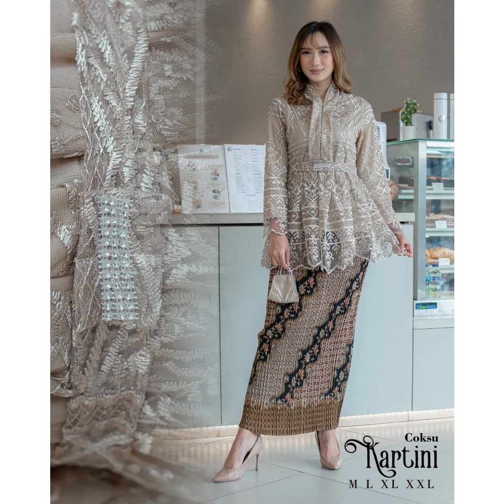 Permata Olshop / Kebaya Kartini Pendek Modern LK / Kebaya Floy Busui Modern / Kebaya Wisuda / Kebaya Kondangan / Kebaya Terbaru Modern / Kebaya Modern / Kebaya Pesta / Setelan Kebaya Floy Kartini Modern