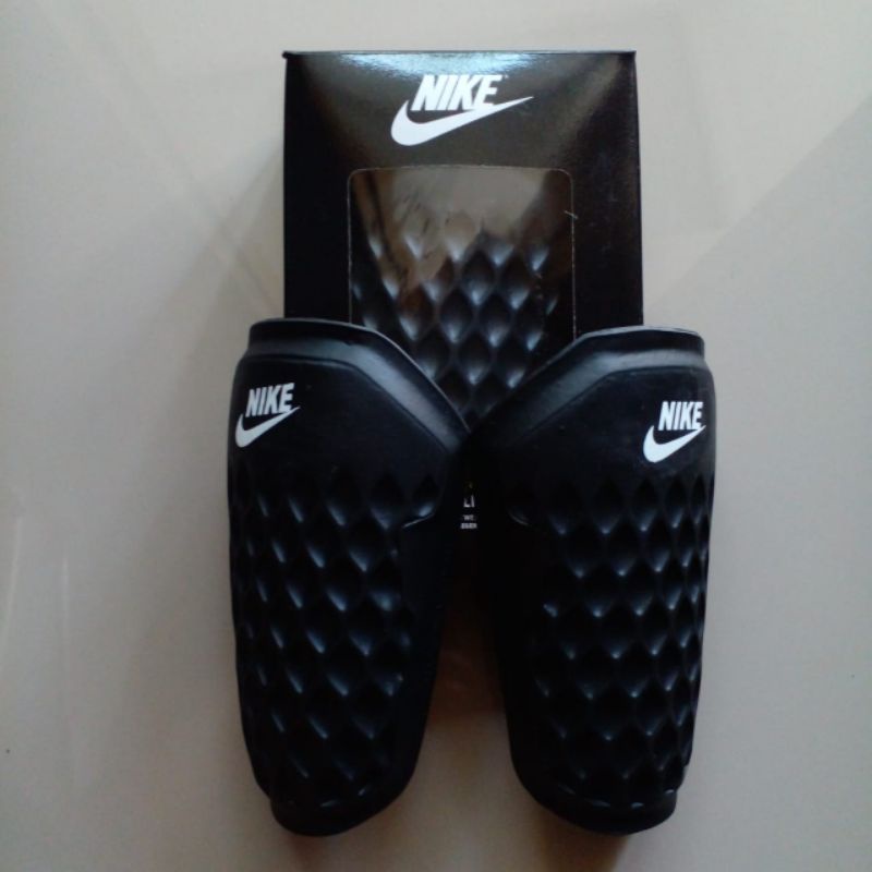 Pelindung Kaki Nike Hitam Motif Sepak Bola Futsal Olahraga Deker Skin Deker Shinguard