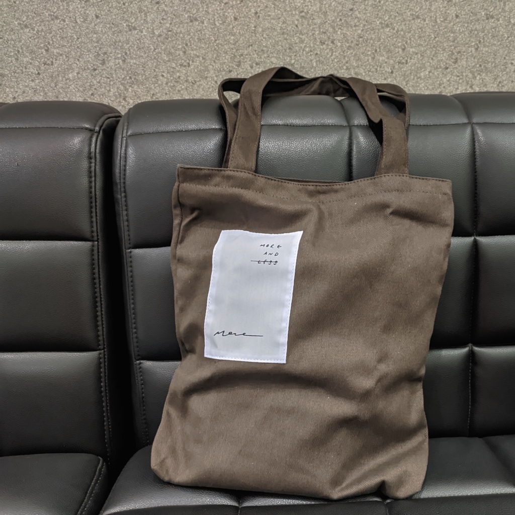 Tote Bag Kanvas Resleting 'More and More' Warna Dark Brown: Gaya yang Menawan untuk Aktivitas Anda!