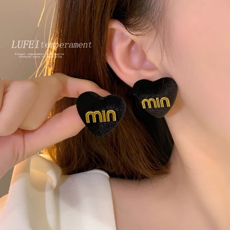 Anting Bentuk Hati Bahan Velvet Warna Hitam Gaya Retro Untuk Wanita