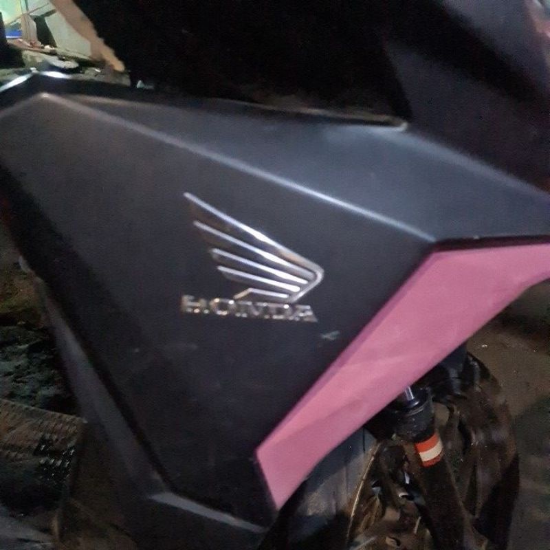 Emblem garuda honda vario 150.  1 set