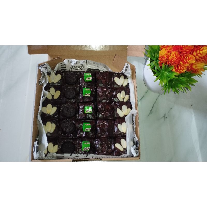 

Fudgy Brownies sekat 20x20 (isi 25 potong)