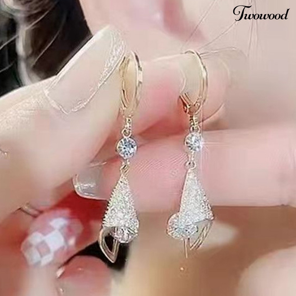 1 Pasang Anting Wanita Efek Visual Berkilau Bahan Alloy Untuk Hadiah Ulang Tahun