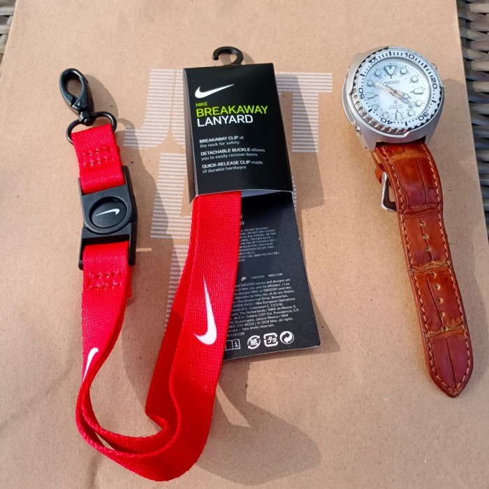 

Document Organizer Lanyard Nike Breakaway Corak