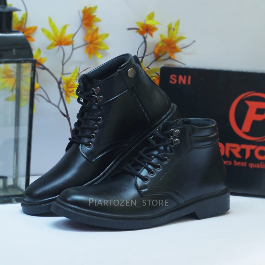 Sepatu PDH Pria Dinas TNI/POLRI, Keamanan Satpam dengan Model Tali Resleting, Terbuat dari Kulit Sintetis Hitam Doff, Harga Murah dalam Penjualan Grosir.