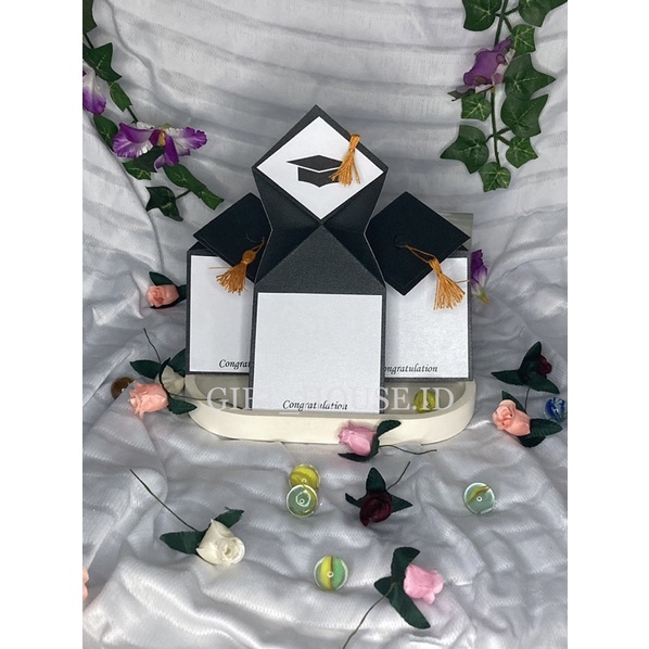Greeting Card/Kartu Ucapan Kelulusan Bentuk Topi Toga (Warna Hitam-Putih)