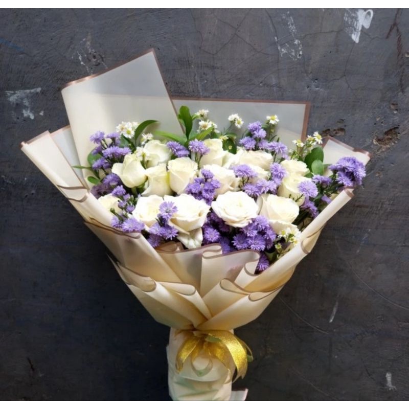 Hand Bouquet Mawar Putih Pikok Ungu