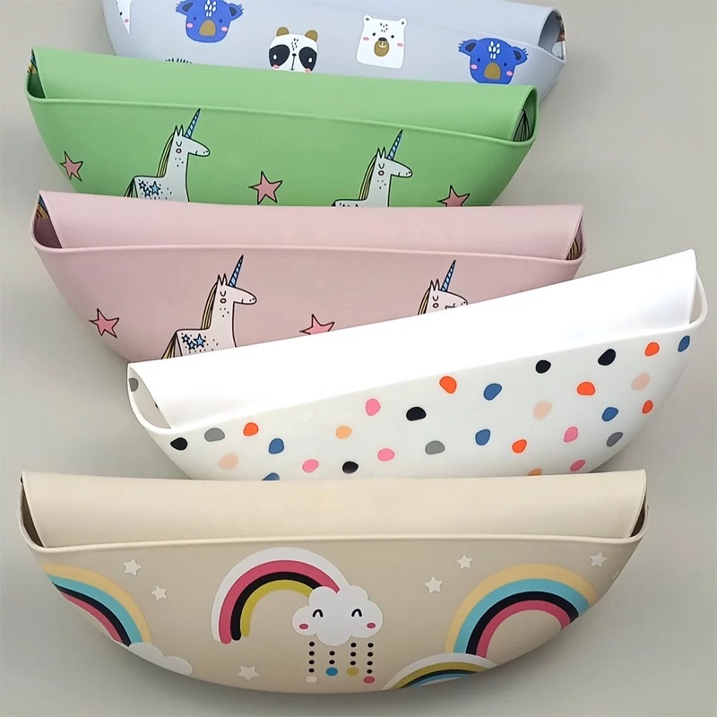 BIB Silikon Anak Bahan BPA FREE dan Premium FULL PRINT Exclusive FREE Tag dan Pouch Tatakan iler Anak Tatakan Makan Bayi dan Anak Bib Silikon MPASI bayi