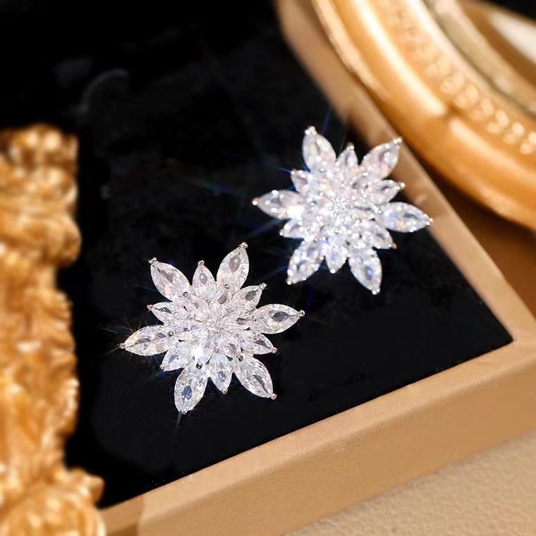Anting S925 Silver Needle Bentuk Bunga Matahari Snowflake Aksen Berlian Imitasi
