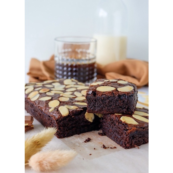 

Luminer brownies panggang sz 20x10 medium | brownies panggang | almond | cheese / keju | chocochips | size medium 20x10