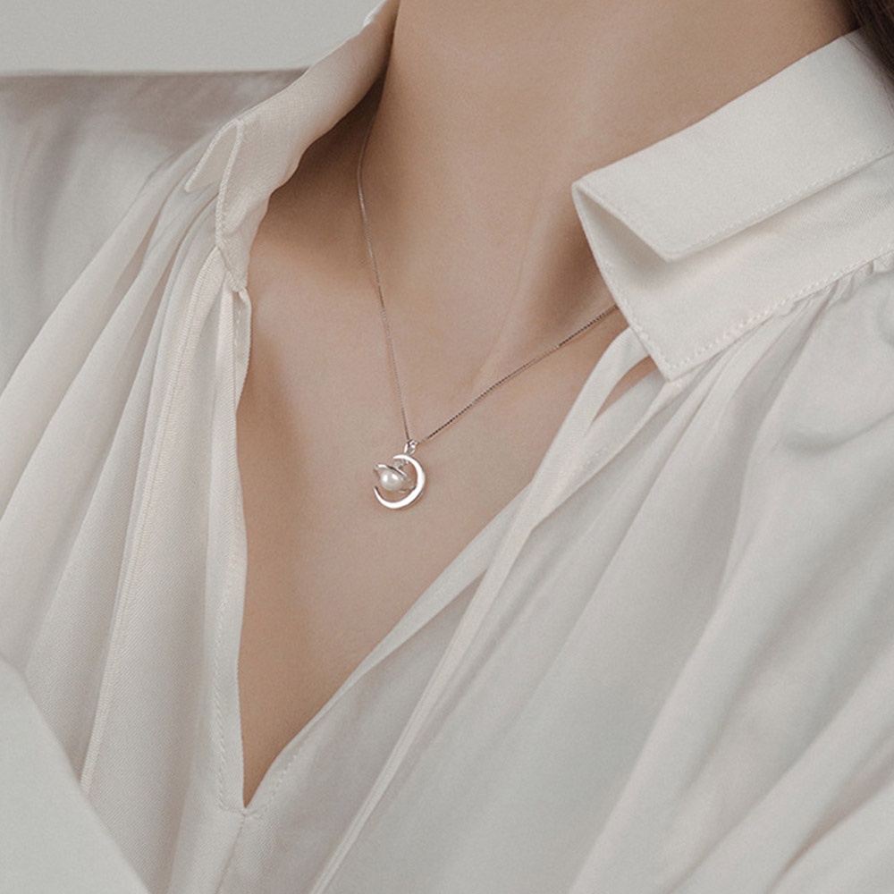 Kalung Rantai Choker Liontin Bulan Warna Silver Aksen Mutiara Simulasi Untuk Wanita