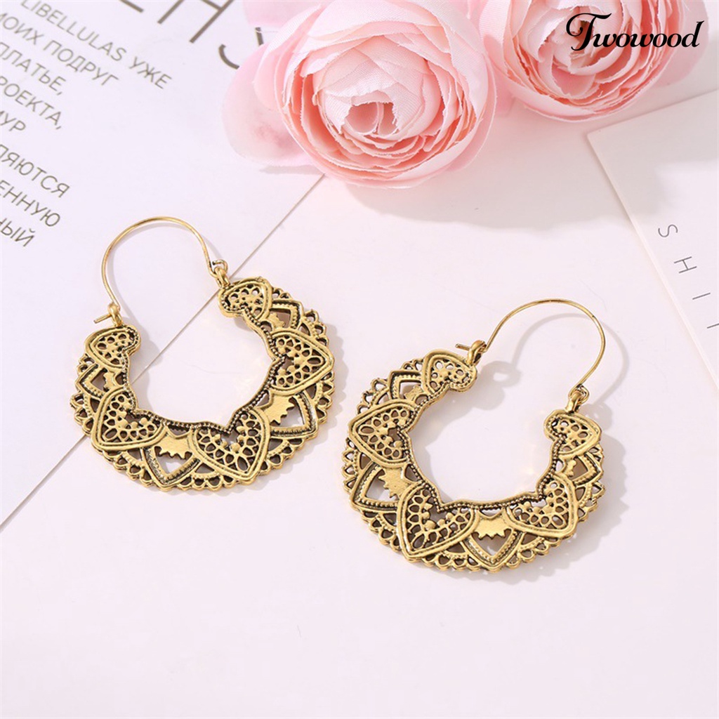 1 Pasang Anting Juntai Bentuk Kelopak Bunga Hollow Bahan Alloy Gaya Bohemian Vintage Untuk Wanita