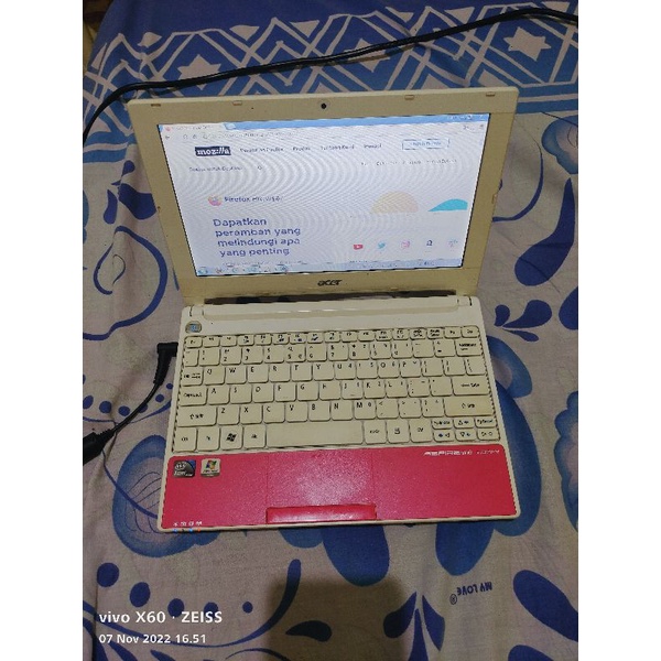 Laptop notebook Acer Aspire One Happy2 l laptop bekas murah laptop second pink