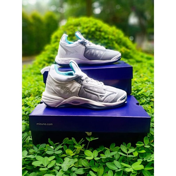 Sepatu voli terlaris Mizuno Japan momentum women