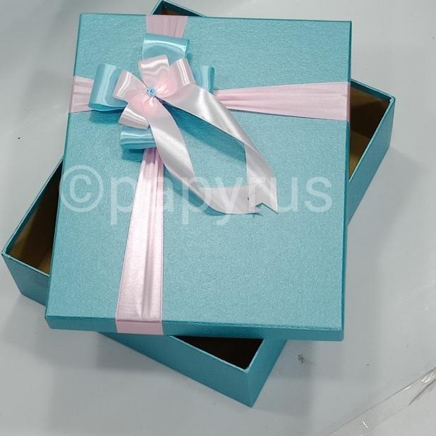 

Papyrus 25x30cm Tinggi 10cm Kotak Kado Gift Box