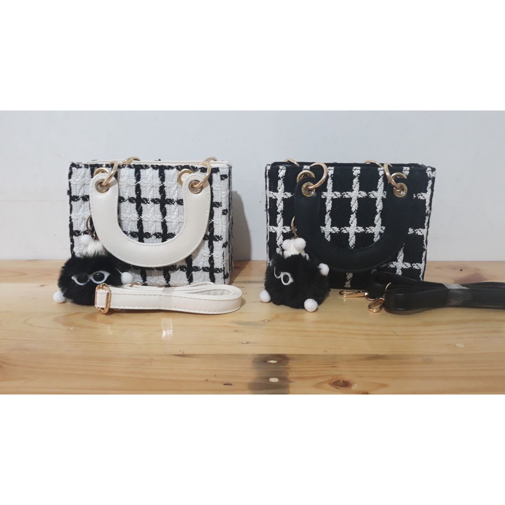 BJ62953 - BLACK/WHITE - TAS SLEMPANG JINJING TOTEBAG HANDBAG MOTIF KOTAK FREE GANTUNGAN POM BULU WANITA FASHION KOREA CHINA IMPORT MODIS ELEGAN TERMURAH TERLARIS TERBARU BAGSTORE JAKARTA TAS BATAM ZC2953