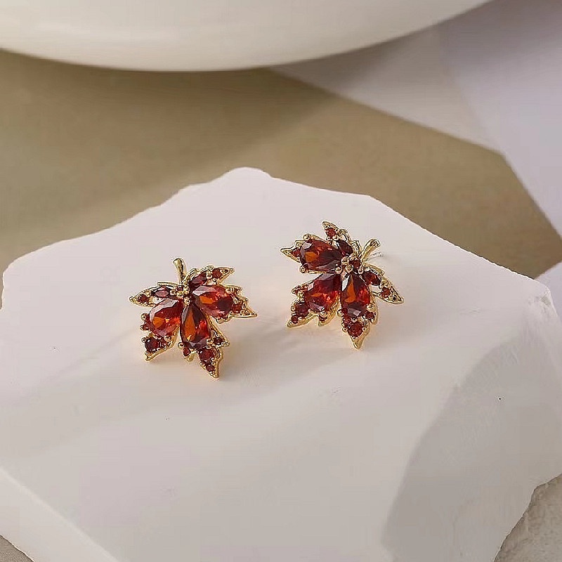 Anting Tusuk Desain Daun Maple Hias Zircon Merah Gaya Koreamewaheleganmewah Untuk Wanita