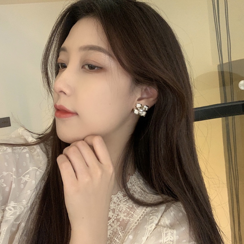 Anting Stud Desain Bunga Kamelia Aksen Mutiara Bahan S925 Silver Gaya Retro