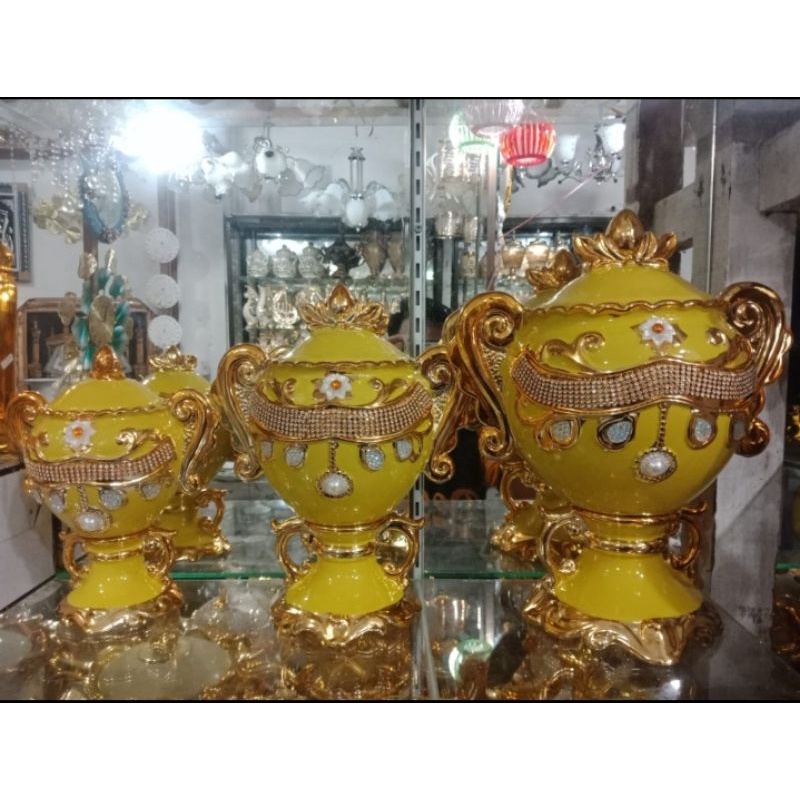 Pajangan Keramik Hiasan Lemari