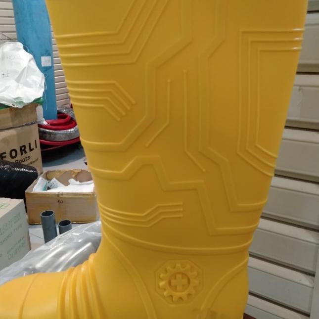 sepatu boot safety kuning merk Ergos