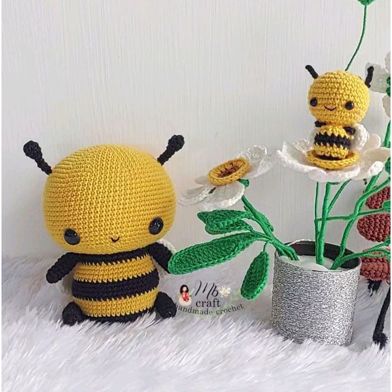 Amigurumi bee