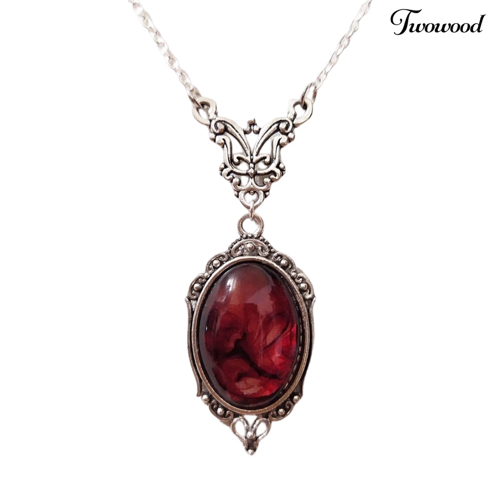 Kalung Dengan Liontin Untuk Kencan