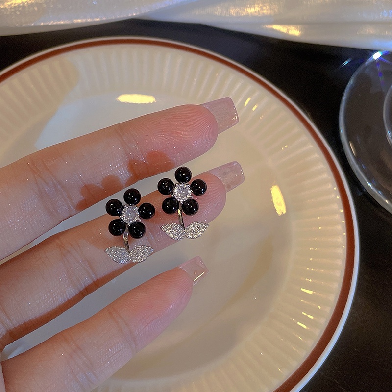 Anting Stud Desain Bunga Kecil Warna Hitam Gaya Retro Untuk Wanita