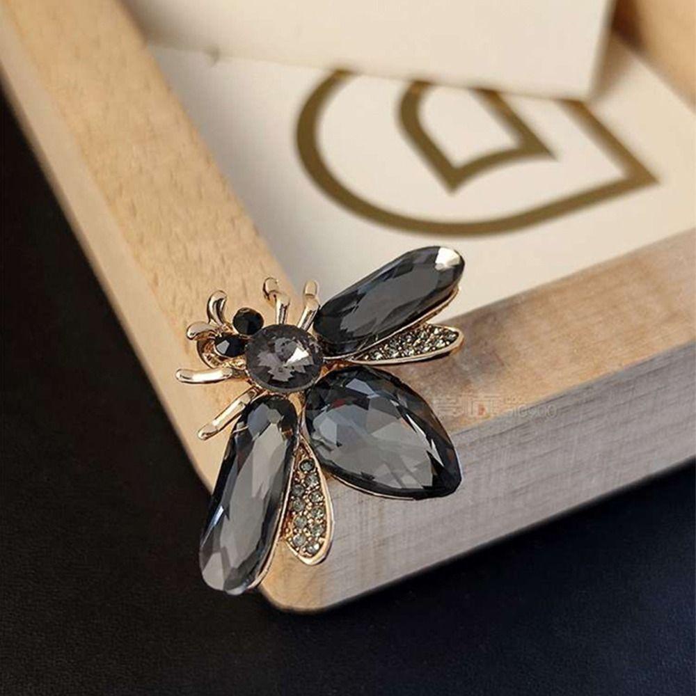 Agustina Wanita Bros Kreatif Elegan Ornamen Gaun Lebah Korsase Jas Berlian Imitasi Kristal Aksesori Pakaian