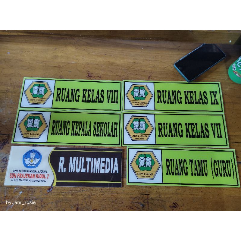 

papan nama ruangan satu sisi
