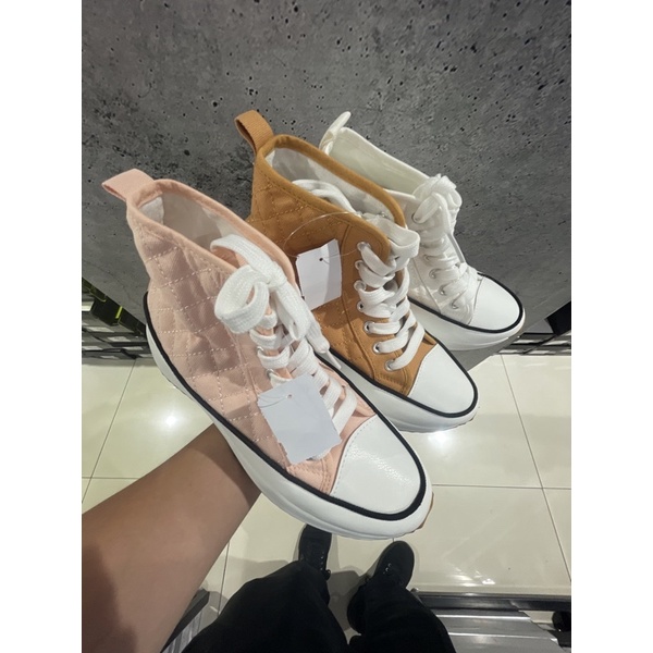 SEPATU BOOTS WANITA MERK LOOKS TERBARU