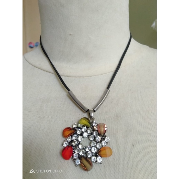 Kalung Tali Hitam Liontin Bulatan Ovat Kecil Warna Warni