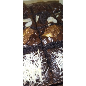

FUDGY BROWNIES PREMIUM 16 POTONG