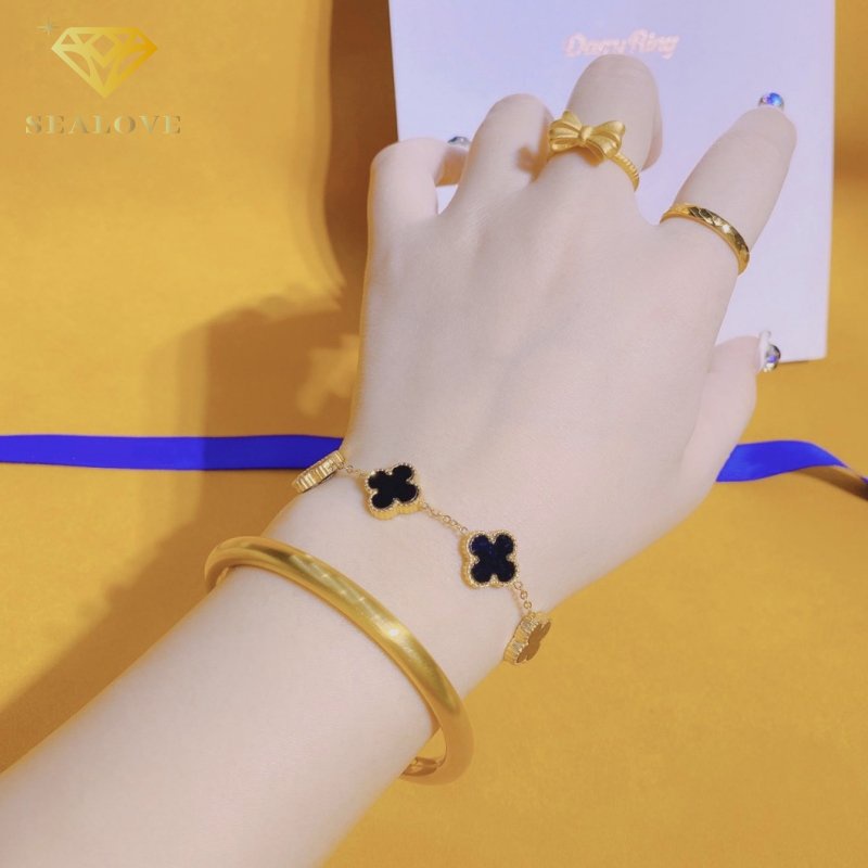 Gelang Tangan Titanium Motif Bunga Warna Emas Ala Korea Untuk Wanita Semanggi 4 kelopak