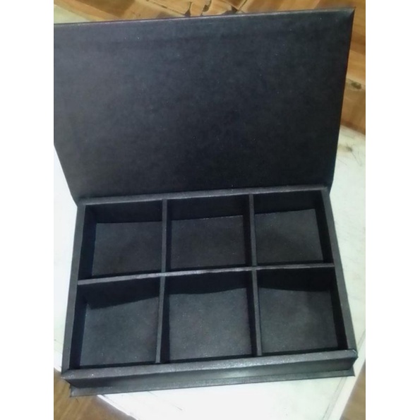 

new kotak hard cover box sekat 6 ( 7,5 cm per hole dan tinggi box 5 cm )