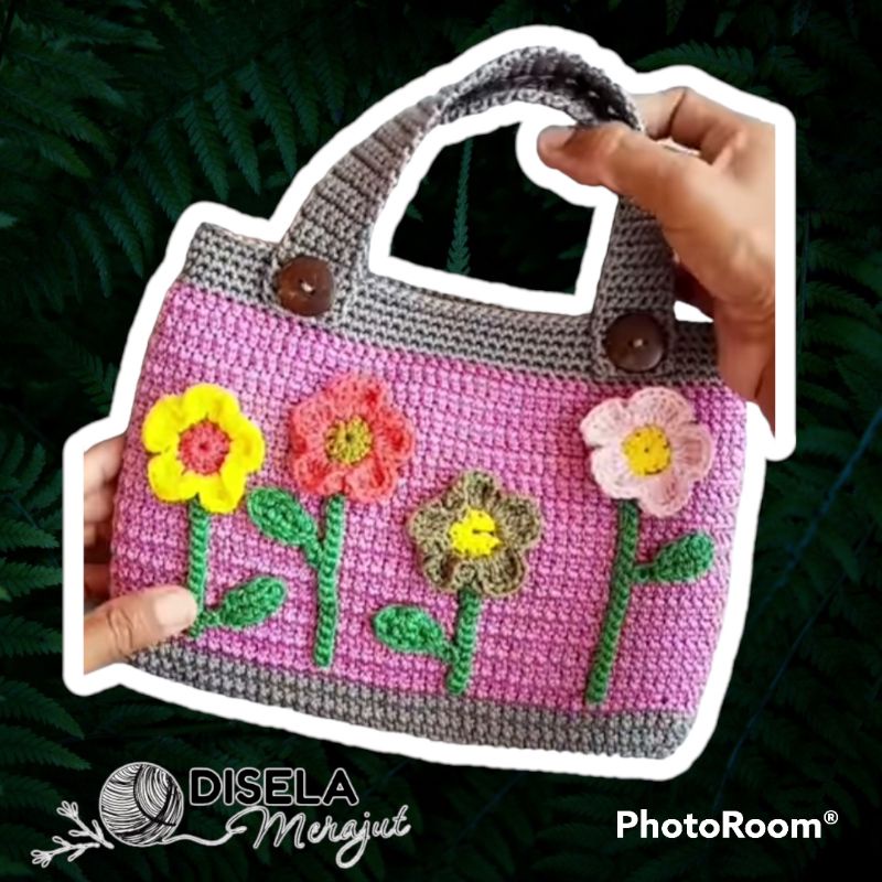 TAS RAJUT CANTIK DENGAN HIASAN BUNGA
