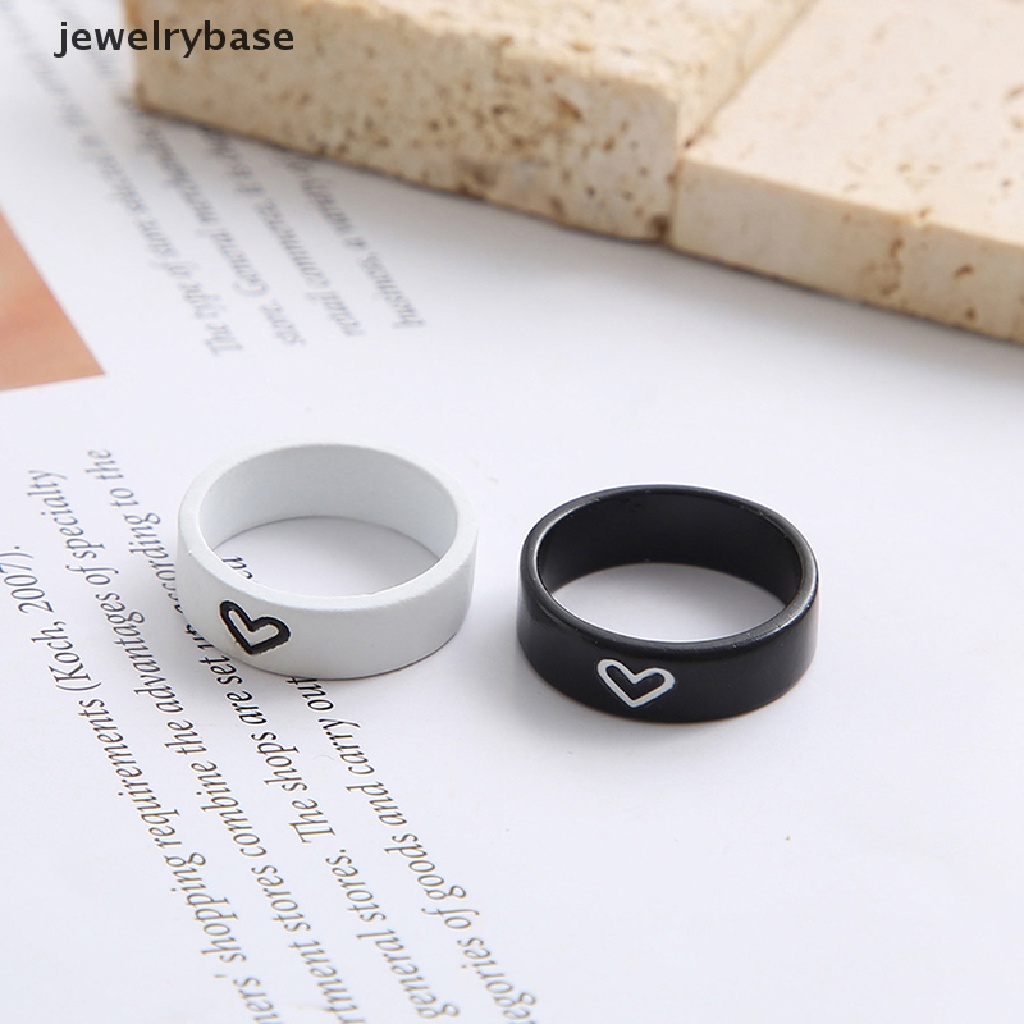 Set Cincin Pasangan Warna Hitam Dan Putih Model Simple Untuk Wanita